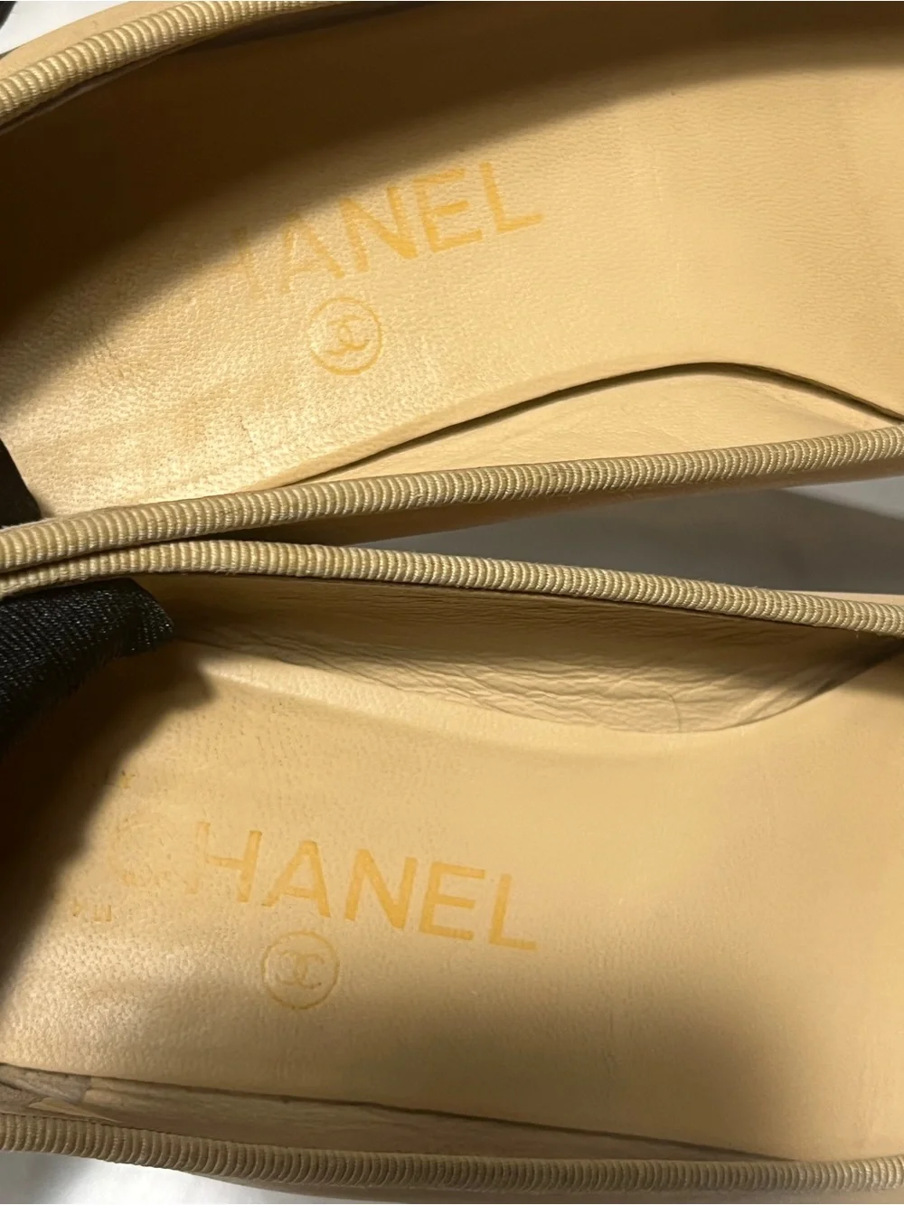 CHANEL Two-Tone Beige and Black Leather Ballet Flats with Bow